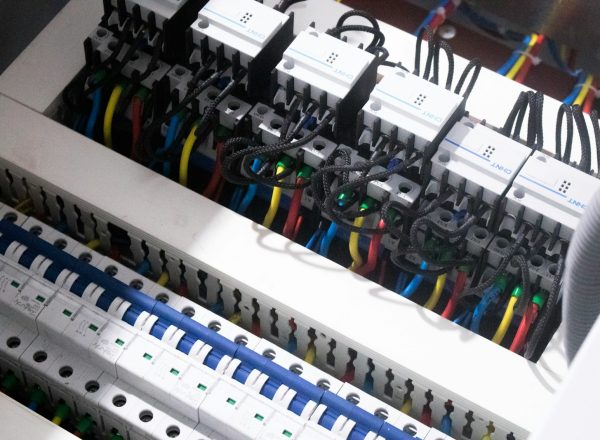 a bunch of wires are plugged into a switch box